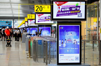 北京南站候车室一体机电视广告图